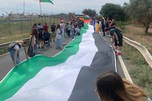 In marcia per la Palestina: 1.500 persone contro guerra e industria bellica. Le foto