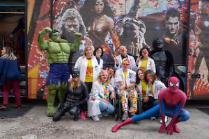 Supereroi in corsia e sorrisi: Hulk e l’Uomo Ragno tra i bambini del Fazzi. Le foto