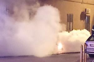Paura nella notte in via Crispi: auto a gas distrutta dalle fiamme