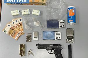 Nascondeva in una casa abbandonata una pistola, munizioni e cocaina: diciottenne arrestato dalla Polizia di Stato