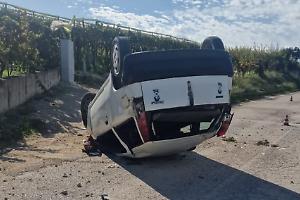 Strada dissestata, auto si ribalta: ferito un 82enne di Andria. Le foto
