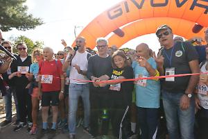Montegrosso in festa per la “Camminata tra gli Olivi”: 1.500 partecipanti tra natura, musica e sapori. Le foto