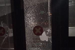 Sassi contro due autobus di Kyma Mobilità. Il video della Notte di Halloween