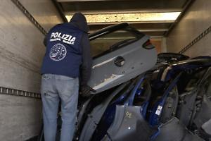 Blitz della Polizia in un garage nel centro di Taranto: trovate auto rubate