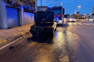 Auto in fiamme in via Ancona, intervengono i Vigili del fuoco