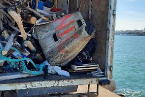 Maxi operazione di bonifica sul molo di Levante: sequestrati 20 quintali di rifiuti. Le foto