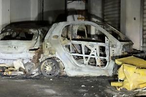 Incendio nella notte al quartiere Paolo VI: distrutte due auto, danni a un edificio ma nessun ferito
