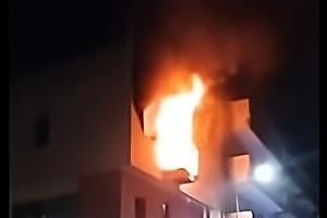 Incendio nella notte, appartamento avvolto dalle fiamme in via Benedetto Croce