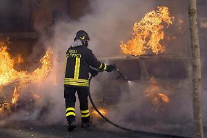 Incendio in un garage, intervento dei vigili del fuoco
