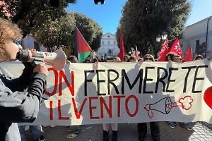 Gli studenti in piazza cantano Bella Ciao contro Governo, manovra e posizione sul Medio Oriente. Le foto