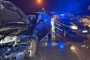 Auto in fiamme dopo uno scontro all’ingresso di Talsano. Le foto