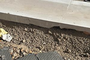 Basole già scheggiate nel cantiere di via Argiro. Le foto