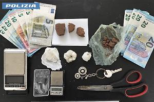 Tamburi, individuata base di spaccio: 19enne arrestato dopo il tentativo di fuga