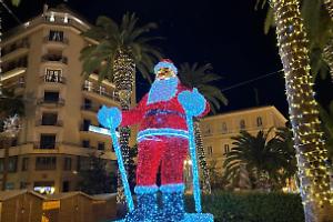 Luminarie accese: inaugurato il Natale 2025 tra applausi, auguri e polemiche. Le foto