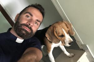 “Da quando ti ho trovato”, il nuovo racconto di don Cosimo Schena e della sua cagnolina Tempesta