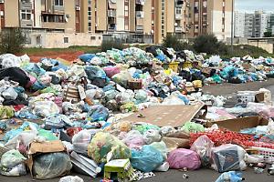 Cittadini esasperati bloccano tutto a Paolo VI. Le foto