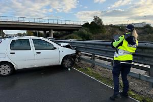 Auto si schianta contro il guardrail sulla Statale 7, uomo in ospedale in codice rosso. Le foto