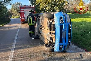 Auto si ribalta sulla provinciale 48, in ospedale padre e figlio