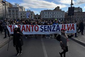 Migliaia in corteo per far scattare l'Ora di Taranto