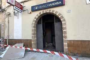 Assalto al bancomat all’alba: strada cosparsa di chiodi per bloccare i soccorsi