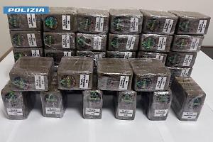 Maxi-sequestro sulla Statale 7: fermato un corriere con 20 chili di droga