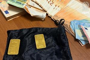 Butta 20 lingotti d’oro nella spazzatura, recuperati in discarica