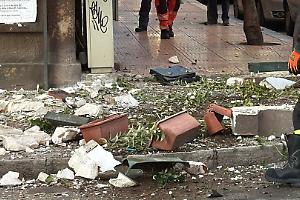 Cede un balcone e due uomini precipitano a terra dal secondo piano. Le foto