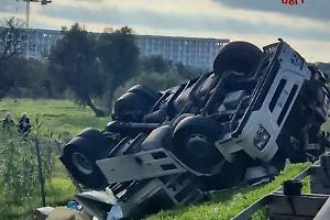 Autotreno si ribalta sul raccordo per l’A14, autista salvato dai Vigili del fuoco
