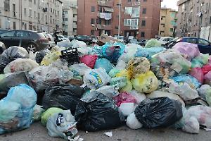 Tamburi sommerso dai rifiuti, via Fogazzaro tra le “dune” di sacchi di spazzatura. Le foto