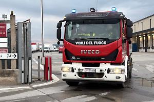 Incendio nel deposito di spedizioni, distrutti circa 25 furgoni