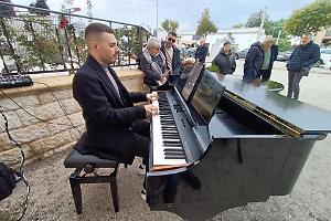 Musica, bimbi e atmosfera natalizia davanti alla Regina Pacis. Le foto
