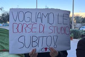 Protesta davanti all’Adisu, studentesse incatenate per le borse di studio. Le foto