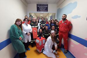 Vigili del Fuoco in corsia, donazione e sorrisi per i piccoli pazienti. Le foto