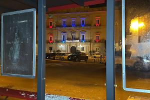 Piazza Castello, fermata dell’autobus devastata nella notte. Le foto