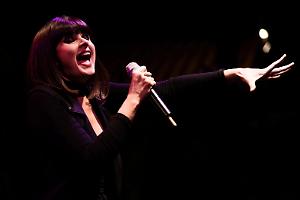 L'alba di Silvia Mezzanotte: a Corato il rito della vigilia è un concerto alle sei del mattino