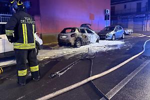 Auto in fiamme nella notte in via Tasso, intervento dei Vigili del Fuoco