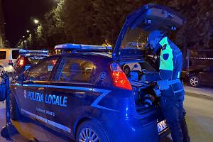 Auto finisce contro la moto della Polizia Locale, un agente in ospedale