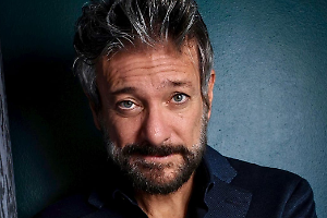 Sergio Assisi all’Abeliano: l’umanità al bivio tra risate e crisi d’identità