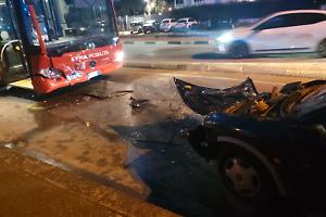 Auto contro autobus in via Atenisio Carducci, grave un 61enne
