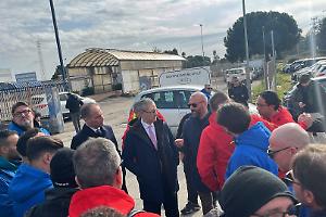 Vestas Italia, protesta senza tregua: sciopero e blocchi vicino allo stabilimento. Foto e video