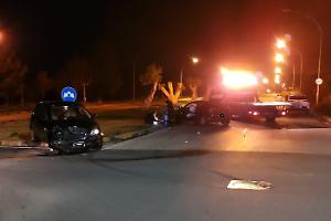 Scontro tra due auto, tre feriti: anche una bimba di 8 anni e una donna incinta . Le foto