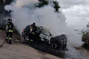 Auto prende fuoco al distributore, intervento immediato dei soccorsi. Le foto