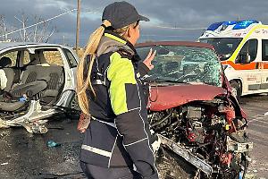 Scontro frontale sulla statale 7, feriti due adulti e due bambini. Le foto
