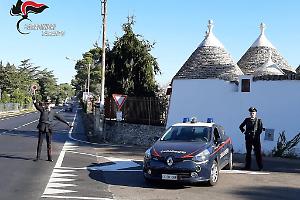 Sorpreso nella notte mentre ruba un’auto, 37enne ai domiciliari