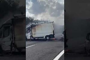 Portavalori assaltato sulla Brindisi-Lecce, conflitto a fuoco con i carabinieri. Il video