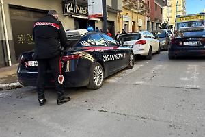 "Dammi i soldi che devo comprare una birra", al rifiuto la ragazza aggredisce la commessa