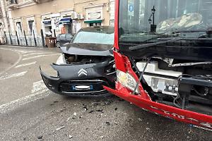 Scontro tra bus e auto, una giovane finisce in ospedale