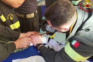 L'anello blocca la circolazione sanguigna, intervento fondamentale dei Vigili del Fuoco