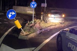 In fuga per eludere un controllo, schianto contro un palo e denuncia