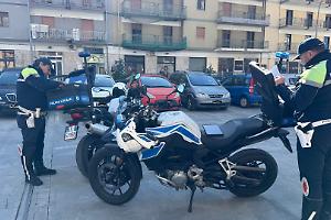 Parcheggiatore abusivo in azione in piazza Lucania, scatta la denuncia